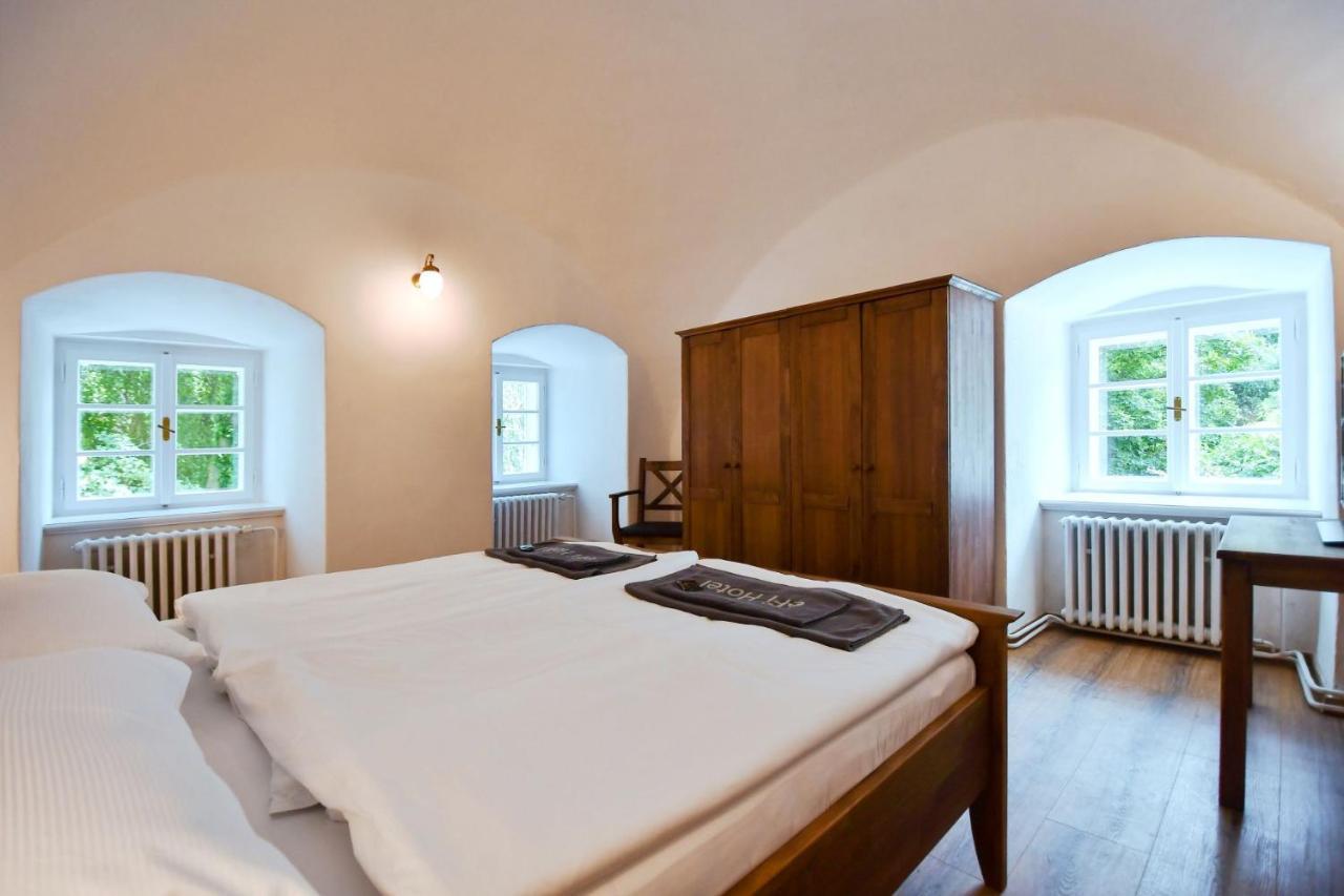 Zamek Racice Hotel Luaran gambar
